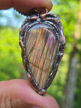 Carica l'immagine nel visualizzatore di Gallery, Magma: Il Gioiello in Labradorite che Custodisce l’Anima del Tramonto
