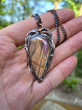 Carica l'immagine nel visualizzatore di Gallery, Magma: Il Gioiello in Labradorite che Custodisce l’Anima del Tramonto