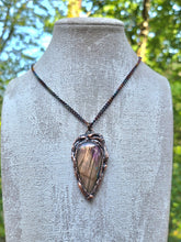 Carica l'immagine nel visualizzatore di Gallery, Magma: Il Gioiello in Labradorite che Custodisce l’Anima del Tramonto