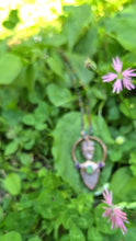 Carica l'immagine nel visualizzatore di Gallery, Il Canto delle Driadi
Pendente Alchemico in Rame con Quarzo Rosa, Serpentino e Ametiste Custodi