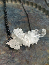 Carica l'immagine nel visualizzatore di Gallery, L’Interezza dell'Essere: Collana Scultura con Cluster di Quarzo Ialino e Ossidiana Nera