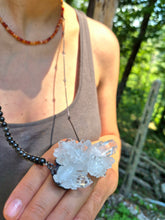 Carica l'immagine nel visualizzatore di Gallery, L’Interezza dell'Essere: Collana Scultura con Cluster di Quarzo Ialino e Ossidiana Nera