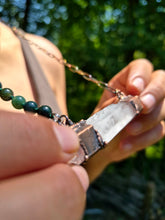Carica l'immagine nel visualizzatore di Gallery, Il Canto della Luce: Collana Pendente in Quarzo Ialino Biterminato, Agata Muschiata ed Eliotropio