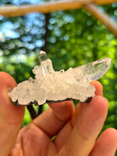Carica l'immagine nel visualizzatore di Gallery, L’Interezza dell'Essere: Collana Scultura con Cluster di Quarzo Ialino e Ossidiana Nera