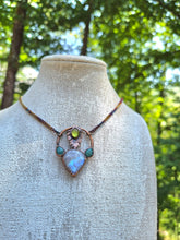 Carica l'immagine nel visualizzatore di Gallery, Luce che scorre: pendente in Amazzonite, Labradorite bianca e Vesuvianite
