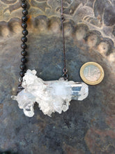 Carica l'immagine nel visualizzatore di Gallery, L’Interezza dell'Essere: Collana Scultura con Cluster di Quarzo Ialino e Ossidiana Nera