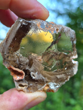 Carica l'immagine nel visualizzatore di Gallery, Il Custode dei Mondi Sospesi: Quarzo Lodolite Naturale del Brasile