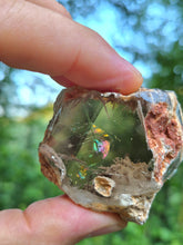 Carica l'immagine nel visualizzatore di Gallery, Il Custode dei Mondi Sospesi: Quarzo Lodolite Naturale del Brasile