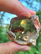 Carica l'immagine nel visualizzatore di Gallery, Il Custode dei Mondi Sospesi: Quarzo Lodolite Naturale del Brasile