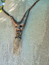 Carica l'immagine nel visualizzatore di Gallery, Il Custode della Soglia – Amuleto Apotropaico in Quarzo Lodolite, Rame e Ossidiana