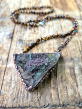 Carica l'immagine nel visualizzatore di Gallery, Il Rifugio dell'Anima: Collana in Quarzo Lodolite e Occhi di Tigre