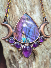 Carica l'immagine nel visualizzatore di Gallery, Il Risveglio dell’Anima: Pendente in Labradorite Viola e Ametista