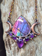 Carica l'immagine nel visualizzatore di Gallery, Il Risveglio dell’Anima: Pendente in Labradorite Viola e Ametista