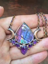 Carica l'immagine nel visualizzatore di Gallery, Il Risveglio dell’Anima: Pendente in Labradorite Viola e Ametista