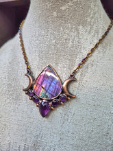 Carica l'immagine nel visualizzatore di Gallery, Il Risveglio dell’Anima: Pendente in Labradorite Viola e Ametista
