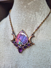 Carica l'immagine nel visualizzatore di Gallery, Il Risveglio dell’Anima: Pendente in Labradorite Viola e Ametista