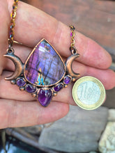Carica l'immagine nel visualizzatore di Gallery, Il Risveglio dell’Anima: Pendente in Labradorite Viola e Ametista