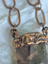 Carica l'immagine nel visualizzatore di Gallery, Memorie di Luce e Terra — Collana Irripetibile in Cristalli Alchemici e Rame Forgiato