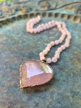 Carica l'immagine nel visualizzatore di Gallery, Collana Cuore di Luce in Quarzo Rosa Vivido
