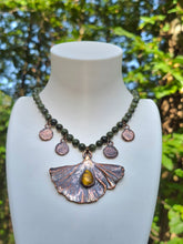 Carica l'immagine nel visualizzatore di Gallery, Il Soffio dell’Eternità: Collana in Ginkgo Biloba e Giada Nefrite