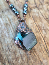 Carica l'immagine nel visualizzatore di Gallery, Echi del Silenzio: Collana in Ematite Grezza e Rame