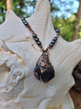 Carica l'immagine nel visualizzatore di Gallery, Echi del Silenzio: Collana in Ematite Grezza e Rame