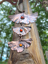 Carica l'immagine nel visualizzatore di Gallery, Collana Scultura "L'Albero dell'Eternità" in Diaspro Unakite, Ginkgo Biloba Ramato e Corniola