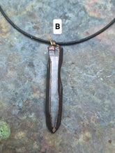 Carica l'immagine nel visualizzatore di Gallery, Collana Blacksmith Forge: L'Essenza della Protezione e della Luce