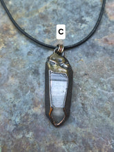 Carica l'immagine nel visualizzatore di Gallery, Collana Blacksmith Forge: L'Essenza della Protezione e della Luce