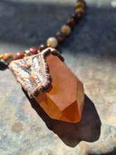 Carica l'immagine nel visualizzatore di Gallery, Collana "Radici d'Autunno" in Quarzo Ematoide Tangerine, Rame e Diaspro Mokaite