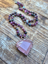 Carica l'immagine nel visualizzatore di Gallery, Il Custode del Cuore: Collana in Quarzo Rosa, Rame e Tormalina