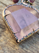 Carica l'immagine nel visualizzatore di Gallery, Il Custode del Cuore: Collana in Quarzo Rosa, Rame e Tormalina