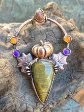Carica l'immagine nel visualizzatore di Gallery, Pendente Artigianale Zucca d'Autunno: Nellite, Ametista, Corniola e Sunstone
