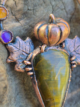 Carica l'immagine nel visualizzatore di Gallery, Pendente Artigianale Zucca d'Autunno: Nellite, Ametista, Corniola e Sunstone