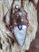 Carica l'immagine nel visualizzatore di Gallery, Gioiello totemico rappresentante il lupo animale di potere adagiato su legno antico, simbologia sciamanica e cristalli naturali Eliodor.