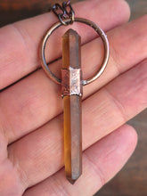 Carica l'immagine nel visualizzatore di Gallery, Talismano-cristallo-biterminato-naturale-trasparenza-oro-rarita-geologica