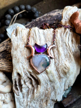 Carica l'immagine nel visualizzatore di Gallery, Amuleto Kore: Il Risveglio della Dea in Ametista e Agata Muschiata