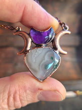 Carica l'immagine nel visualizzatore di Gallery, Amuleto Kore: Il Risveglio della Dea in Ametista e Agata Muschiata