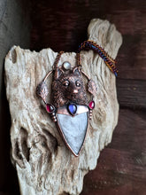 Carica l'immagine nel visualizzatore di Gallery, Pendente artigianale Eliodor con lupo scolpito a mano e ossidiana argentea per protezione spirituale e radicamento energetico.