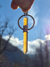 Carica l'immagine nel visualizzatore di Gallery, Donna-meditazione-talismano-citrino-grezzo-eleganza-spirituale