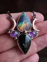 Carica l'immagine nel visualizzatore di Gallery, Ciondolo-sacro-femminile-ametista-onice-nera-stile-boho-chic-etico