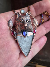Carica l'immagine nel visualizzatore di Gallery, Dettaglio gioiello archetipico lupo con adularia luna piena granati e tanzanite gemma della trasmutazione per empowerment femminile e spirituale.