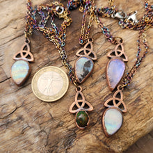 Carica l'immagine nel visualizzatore di Gallery, Triquetra Opale nero e Labradorite bianca