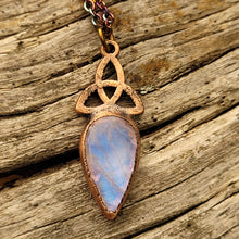 Carica l'immagine nel visualizzatore di Gallery, Triquetra Opale nero e Labradorite bianca