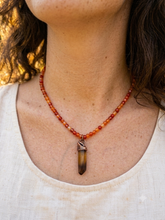 Carica l'immagine nel visualizzatore di Gallery, Forza del Sole: Collana in Corniola e Raro Quarzo Citrino dello Zambia
