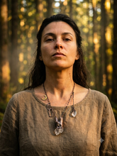 Carica l'immagine nel visualizzatore di Gallery, Custode Ancestrale – Collana Apotropaica in Rame e Quarzo Ialino

