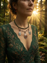 Carica l'immagine nel visualizzatore di Gallery, Il Battito del Bosco: Collana Artigianale in Giada Nefrite e Foglie di Quercia
