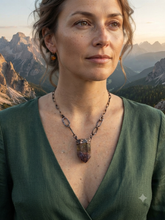 Carica l'immagine nel visualizzatore di Gallery, Memorie di Luce e Terra — Collana Irripetibile in Cristalli Alchemici e Rame Forgiato
