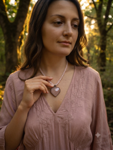 Carica l'immagine nel visualizzatore di Gallery, Collana Cuore di Luce in Quarzo Rosa Vivido
