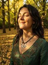 Carica l'immagine nel visualizzatore di Gallery, Il Soffio dell’Eternità: Collana in Ginkgo Biloba e Giada Nefrite

